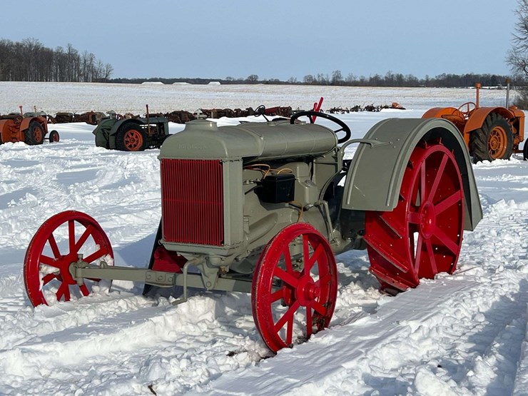 1925-fordson-with-mounted-terrace-plow-image-1