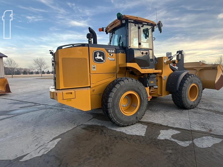 2024-deere-624-p-tier-image-3