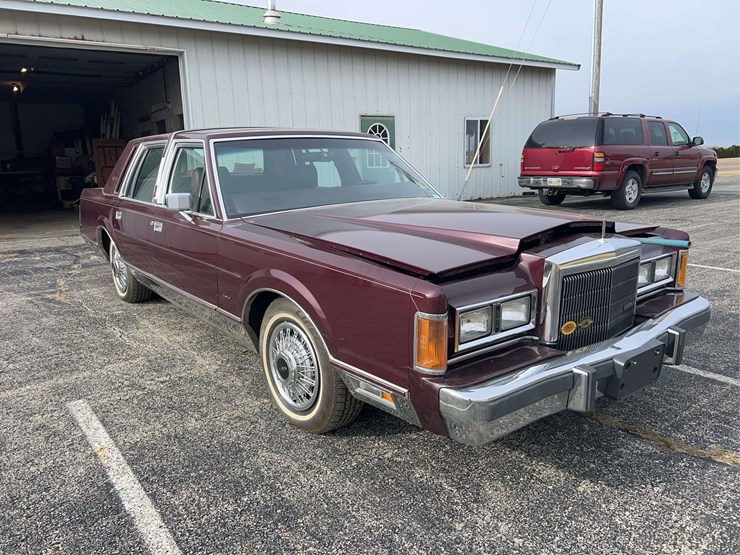 1989-lincoln-town-car-image-1