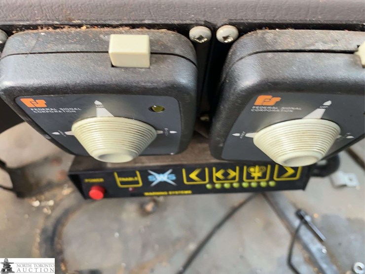 2010-freightliner-m2-106-image-21