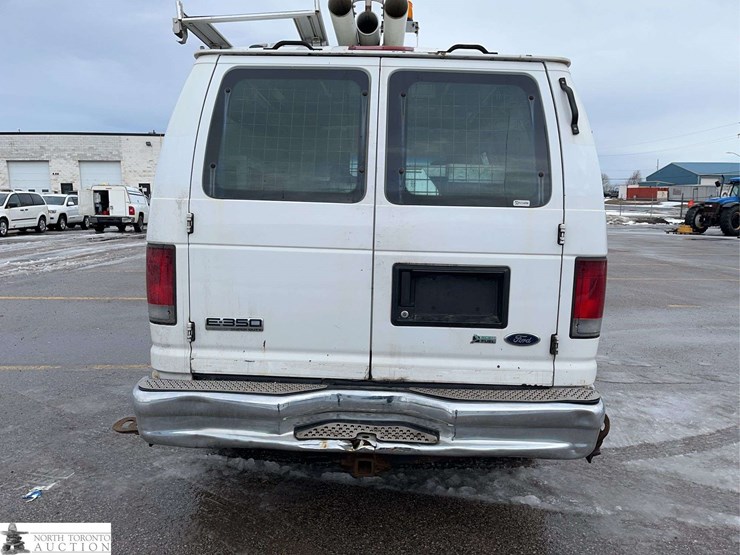 2010-ford-cargo-image-6