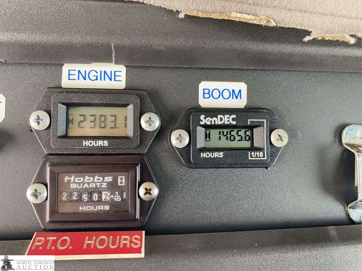 2010-freightliner-m2-106-image-23