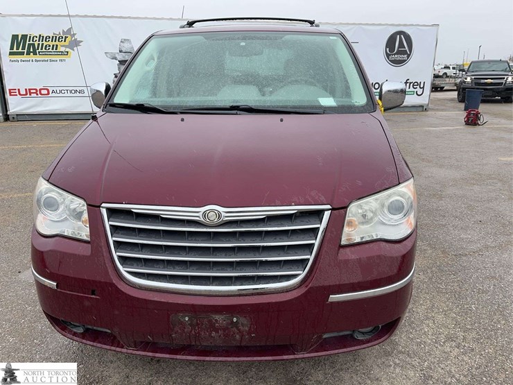2008-chrysler-town-&-country-image-2