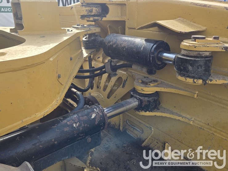 2019-caterpillar-d6-lgp-image-31
