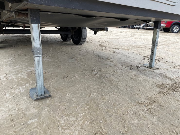 #201-•-2014-palomino-puma-253-fbs-27'-fifth-wheel-camper-(has-wi-title)-image-43