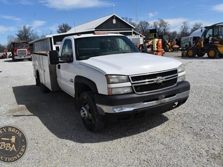2007-chevrolet-3500-image-13