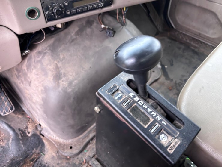 2009-sterling-l7500-image-12