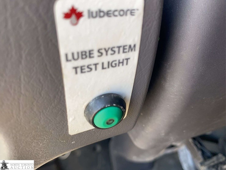 2016-freightliner-108sd-image-19