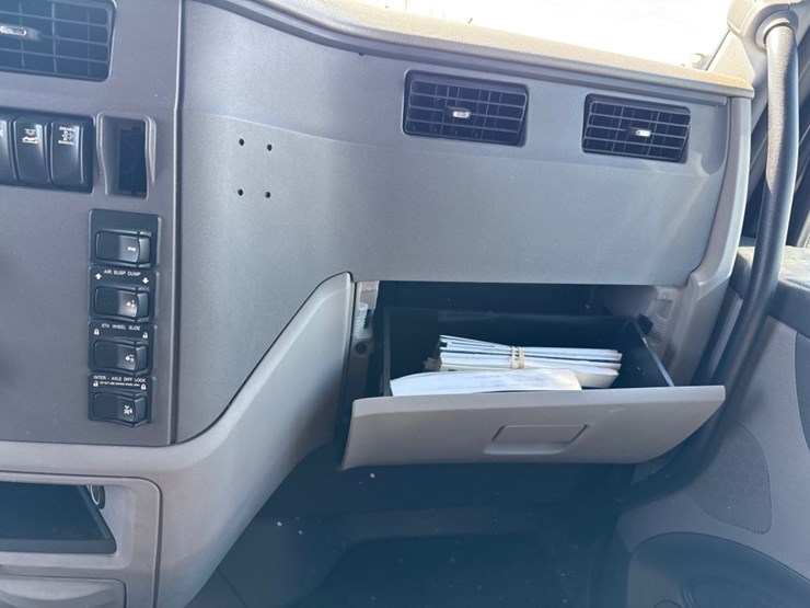 2018-peterbilt-579-image-38