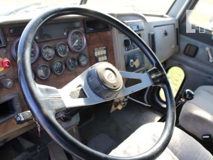 1995-peterbilt-330-image-8