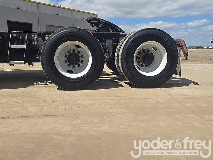 2011-freightliner-cascadia-125-image-12