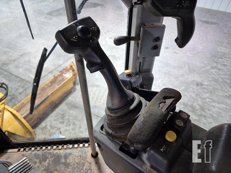 2009-caterpillar-120m-image-18