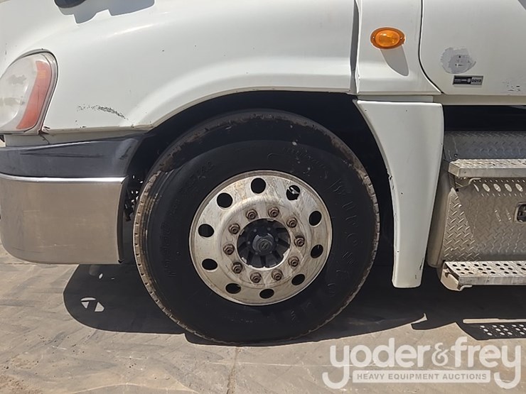 2011-freightliner-cascadia-125-image-10