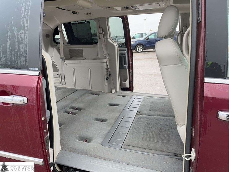 2008-chrysler-town-&-country-image-19