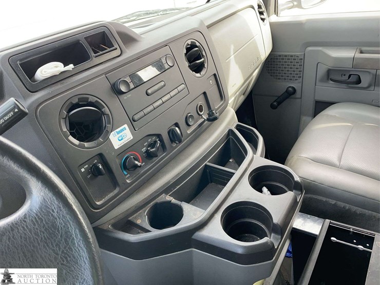 2014-ford-cargo-image-13