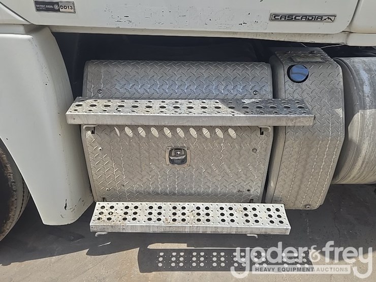 2011-freightliner-cascadia-125-image-51