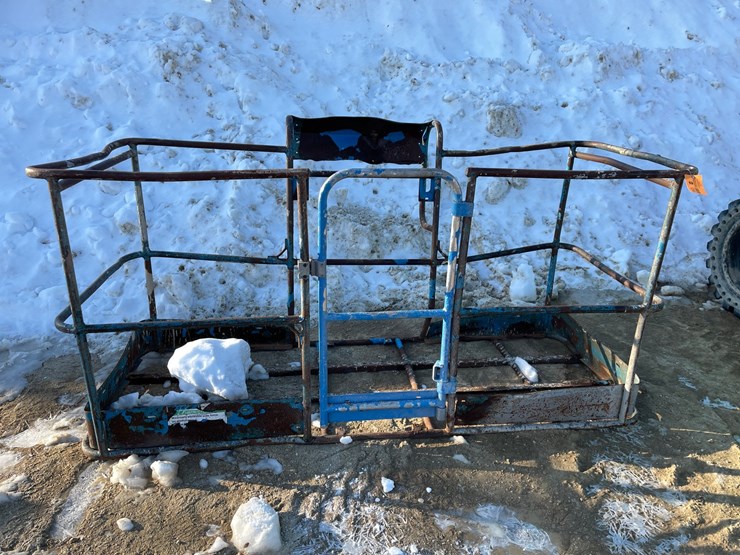 #3943-•-used-man-lift-basket-image-2