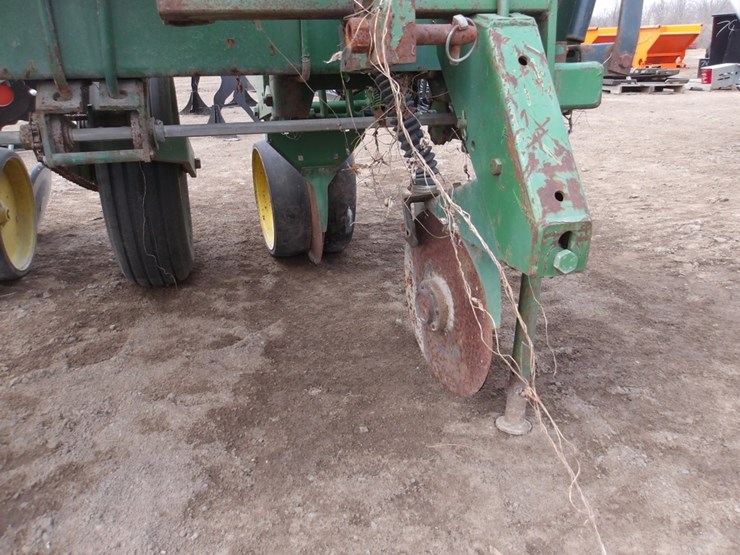 #7426-•-3pt-2-row-john-deere-planter-image-21