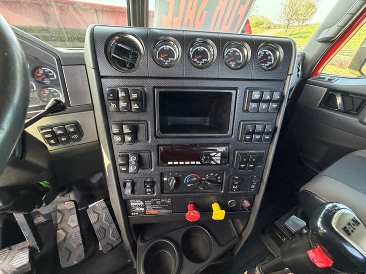 #31771-•-2015-caterpillar-tandem-axle-truck-tractor-image-17