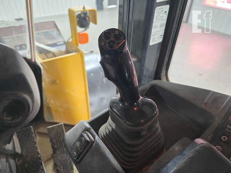 2017-deere-644k-image-18