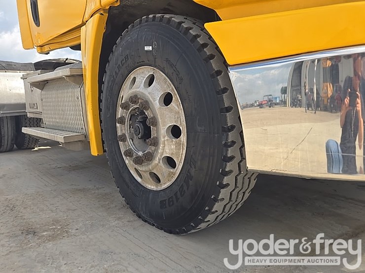 2012-freightliner-cascadia-125-image-15