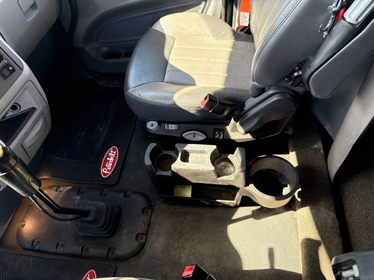 2018-peterbilt-579-image-41