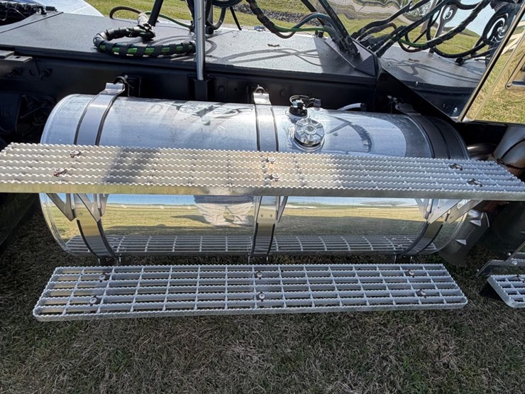 #31771-•-2015-caterpillar-tandem-axle-truck-tractor-image-11