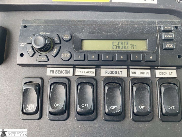 2010-freightliner-m2-106-image-17