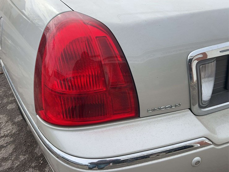 2005-lincoln-town-car-image-29