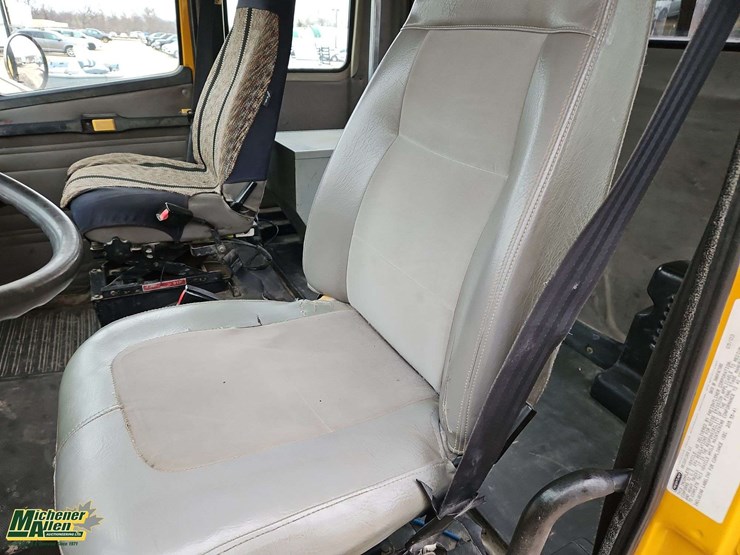 2004-freightliner-fl80-image-21