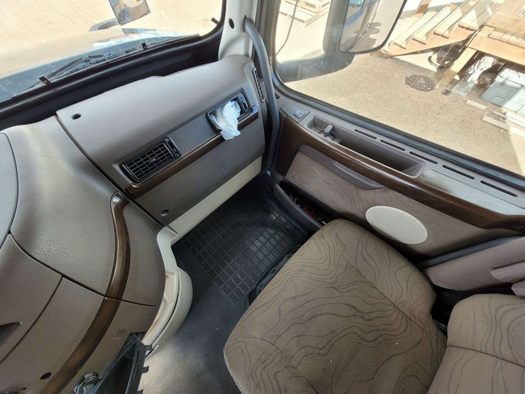2018-volvo-vnl-conventional-new-generation-image-22