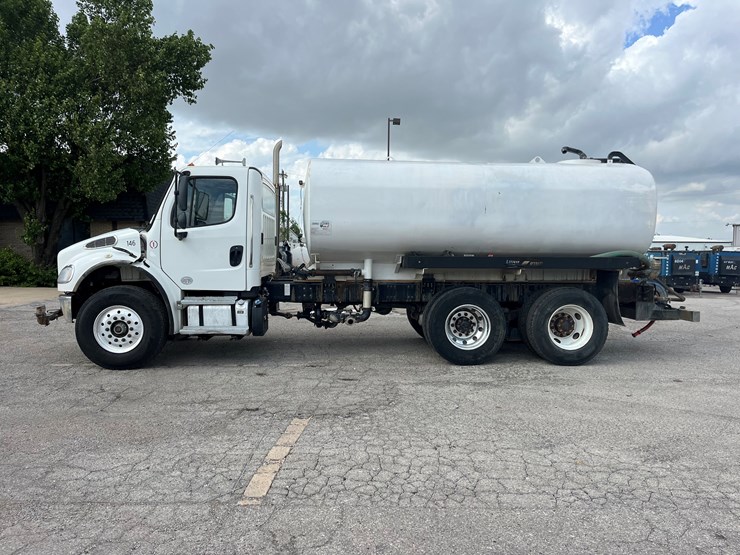 2020-freightliner-m2-106-image-8