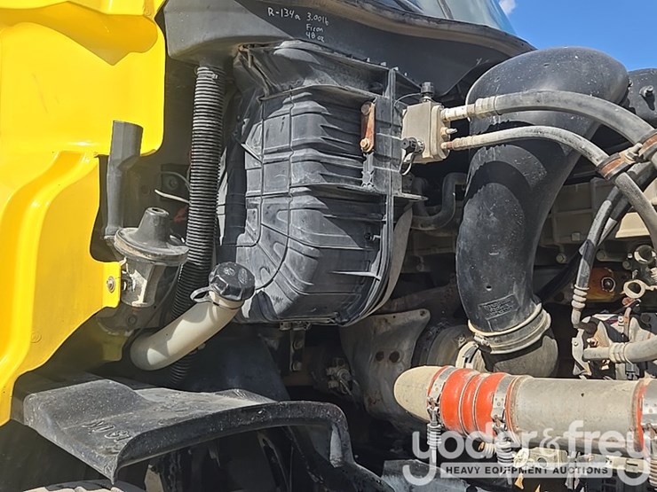 2014-freightliner-cascadia-113-image-81