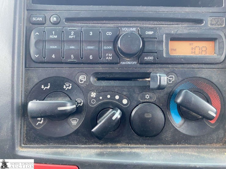 2010-isuzu-nqr-image-14