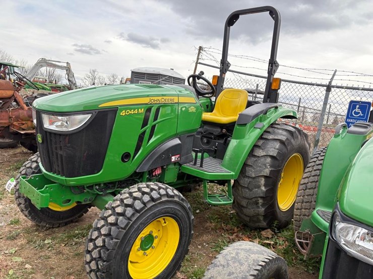 2019-john-deere-4044m-image-17