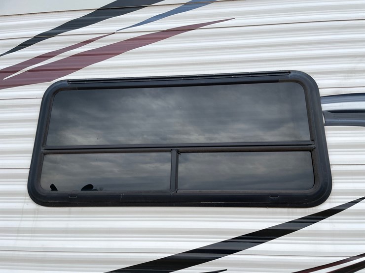 #201-•-2014-palomino-puma-253-fbs-27'-fifth-wheel-camper-(has-wi-title)-image-32