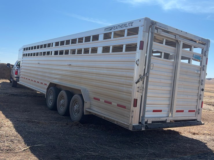 2022-featherlite-8127-livestock-trailer-image-6