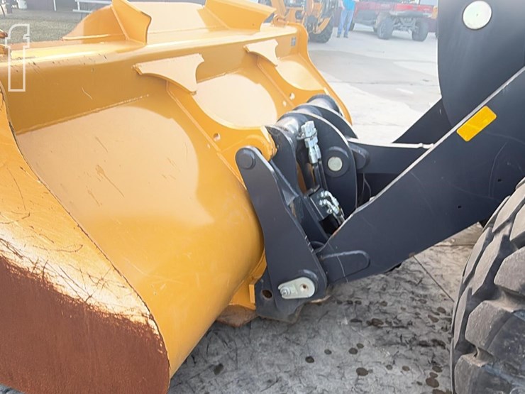 2024-deere-624-p-tier-image-11