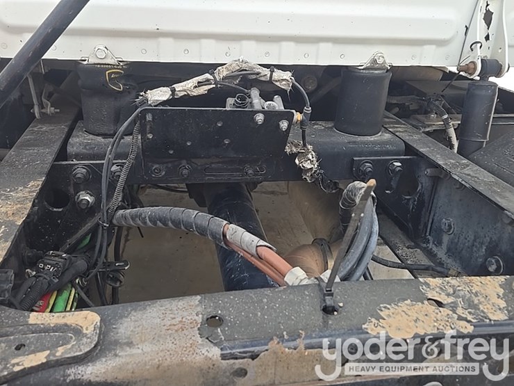 2011-freightliner-cascadia-125-image-37