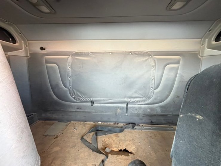 2012-peterbilt-388-image-13