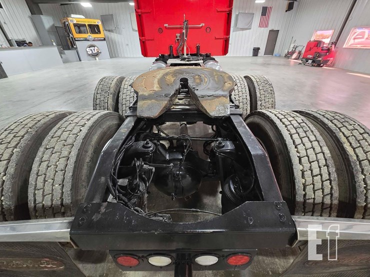 2002-peterbilt-378-image-23