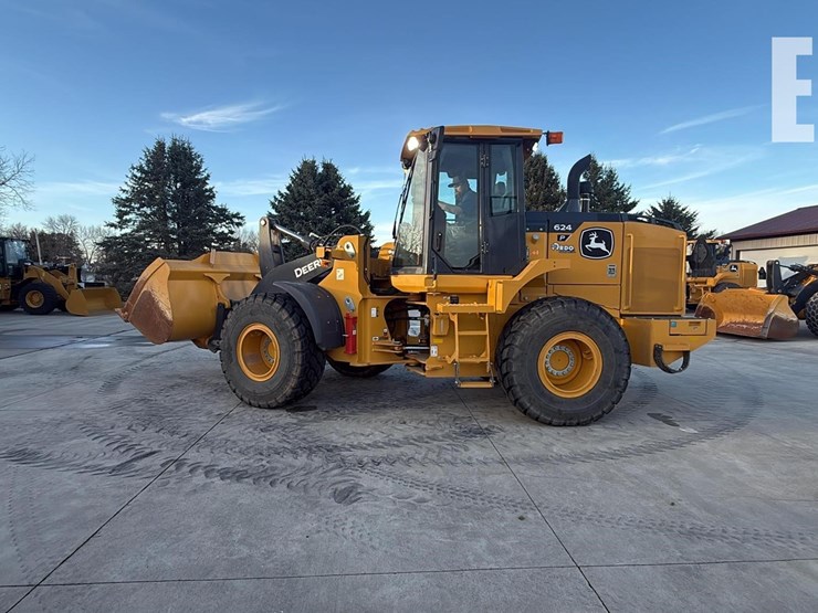 2024-deere-624-p-tier-image-2