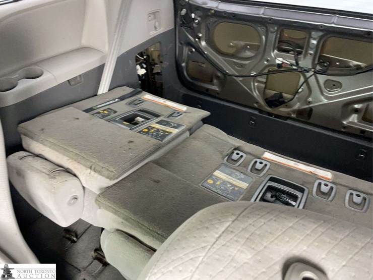 2015-toyota-sienna-image-17