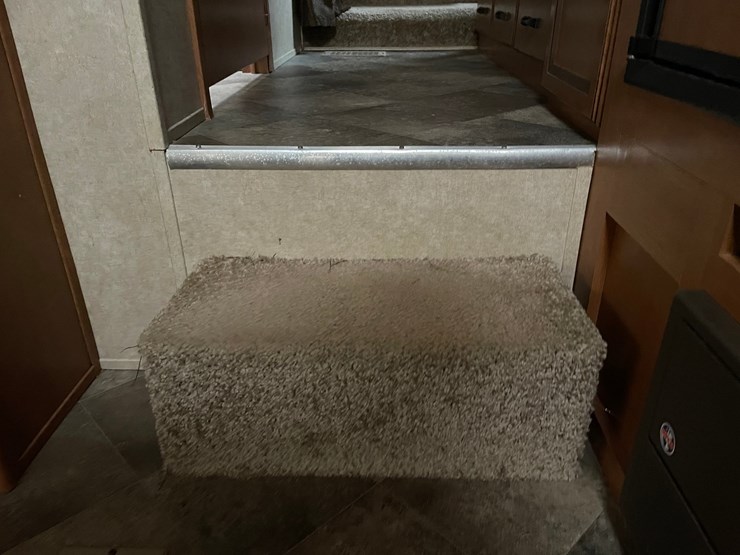 #201-•-2014-palomino-puma-253-fbs-27'-fifth-wheel-camper-(has-wi-title)-image-84