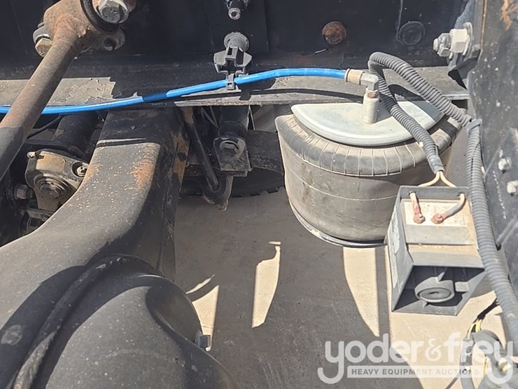 2011-freightliner-cascadia-125-image-45