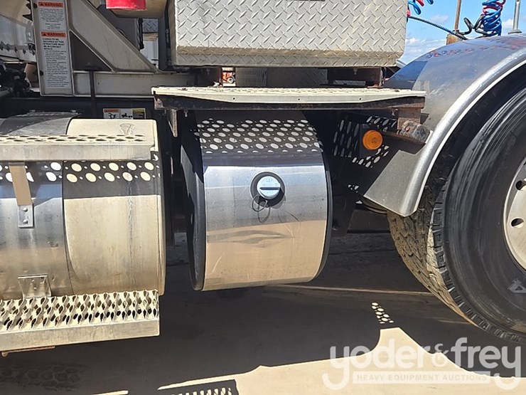 2014-kenworth-t880-image-41