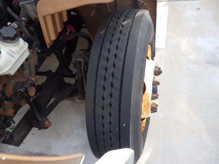 2019-freightliner-m2-106-image-18