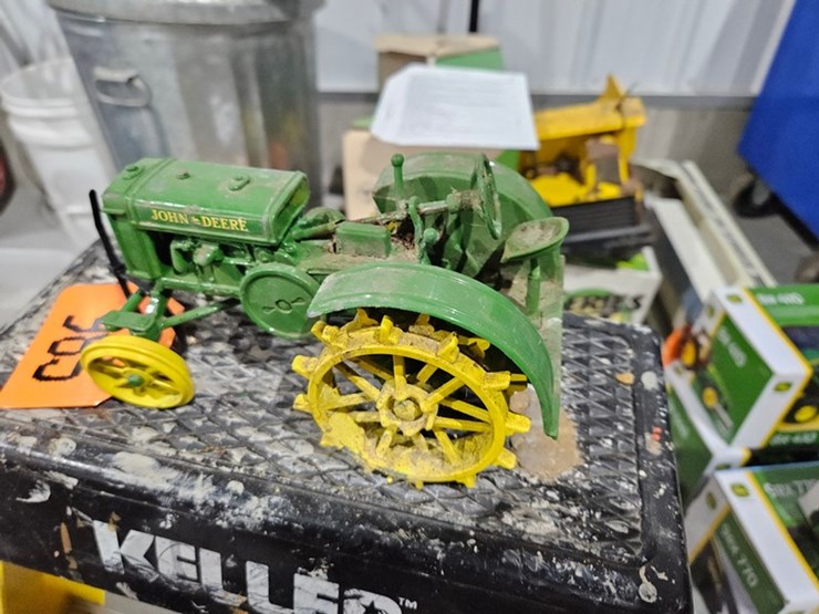 #985-•-john-deere-1/16-die-cast-toy-tractor-image-2