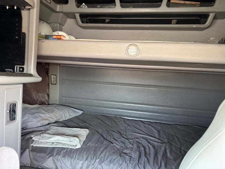 2011-peterbilt-386-image-11