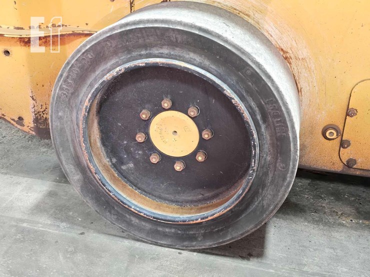 2015-deere-318e-image-23